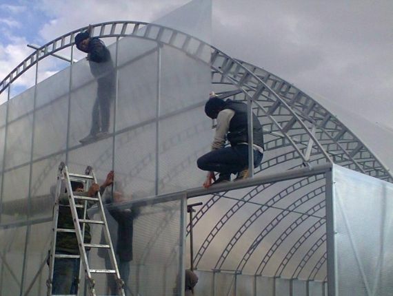 Polycarbonate greenhouse Installation